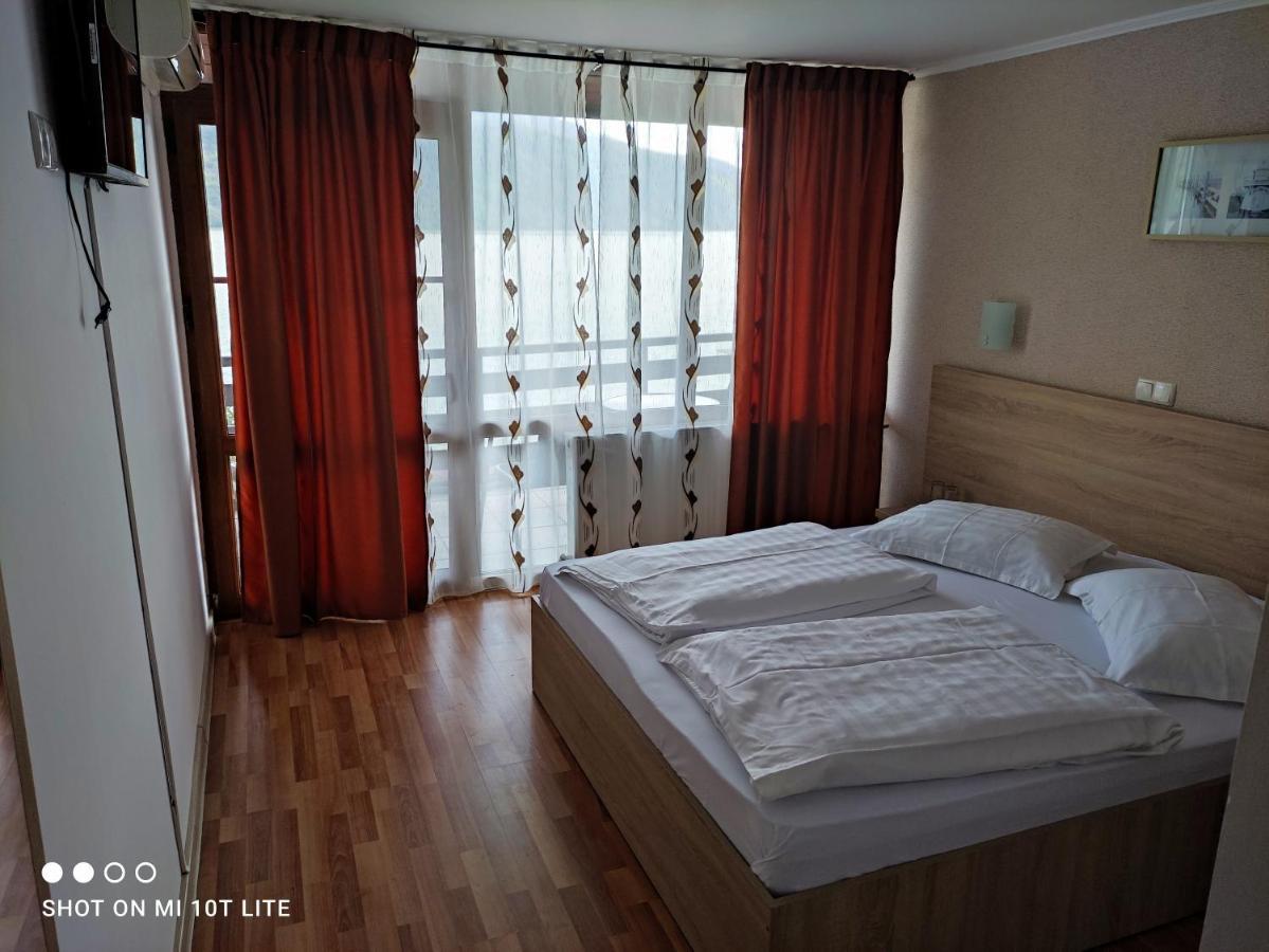 Pension La Ponton Ieşelniţa Bagian luar foto