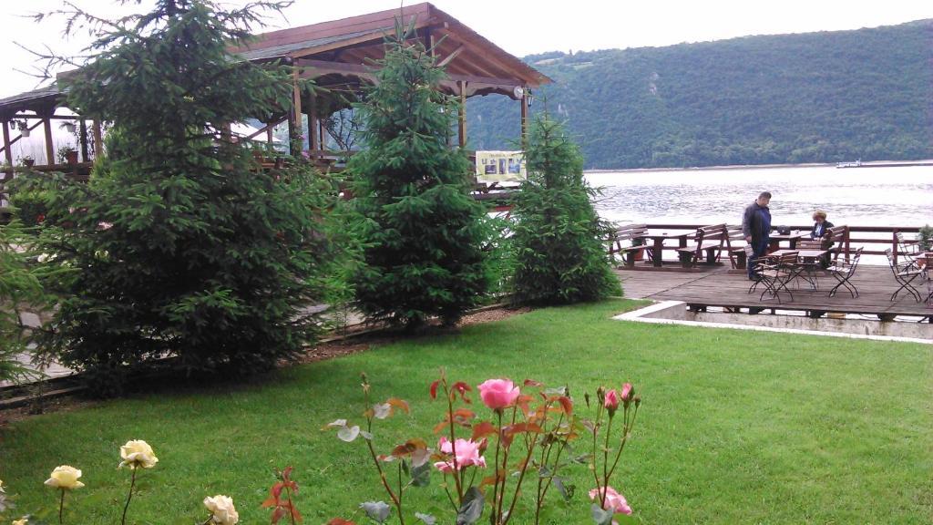 Pension La Ponton Ieşelniţa Bagian luar foto